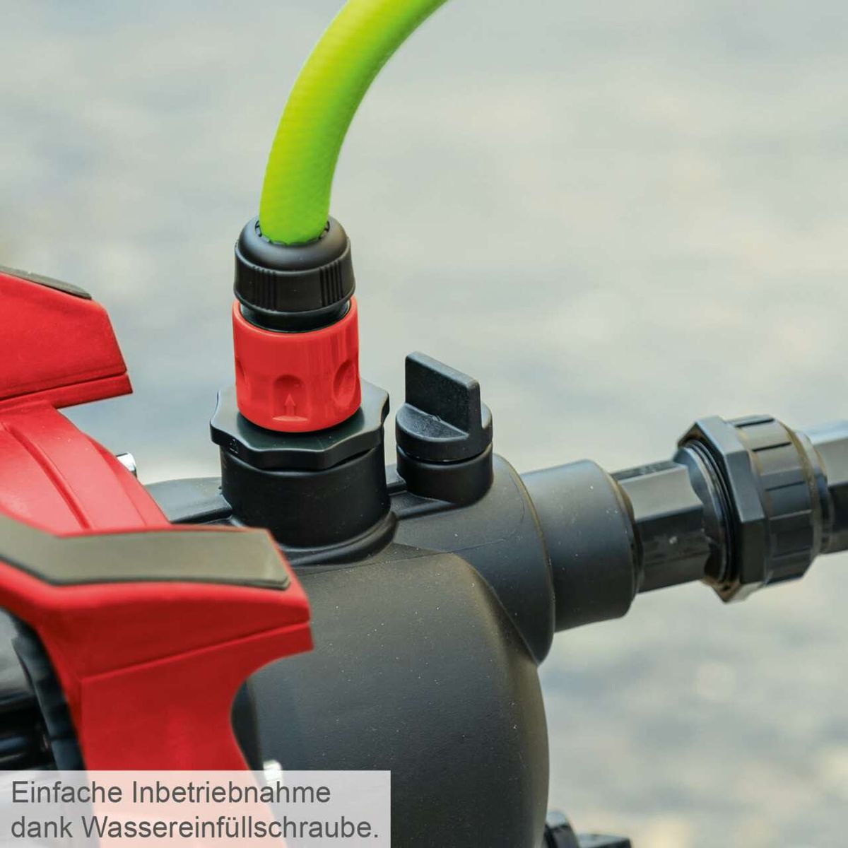 Die Gartenpumpe GP600S von Scheppach bietet einfache Inbetriebnahme dank Wassereinfüllschraube.