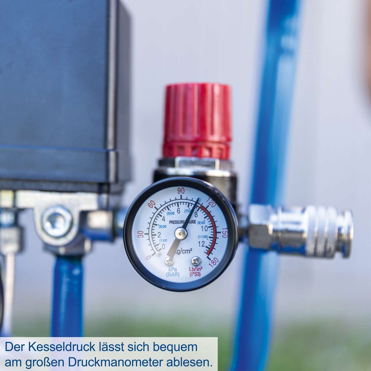 Der Kesseldruck lässt sich bequem am großen Druckmanometer ablesen. Das Manometer zeigt den Druck in kPa, bar, kg/cm², lb/in² (PSI) an.