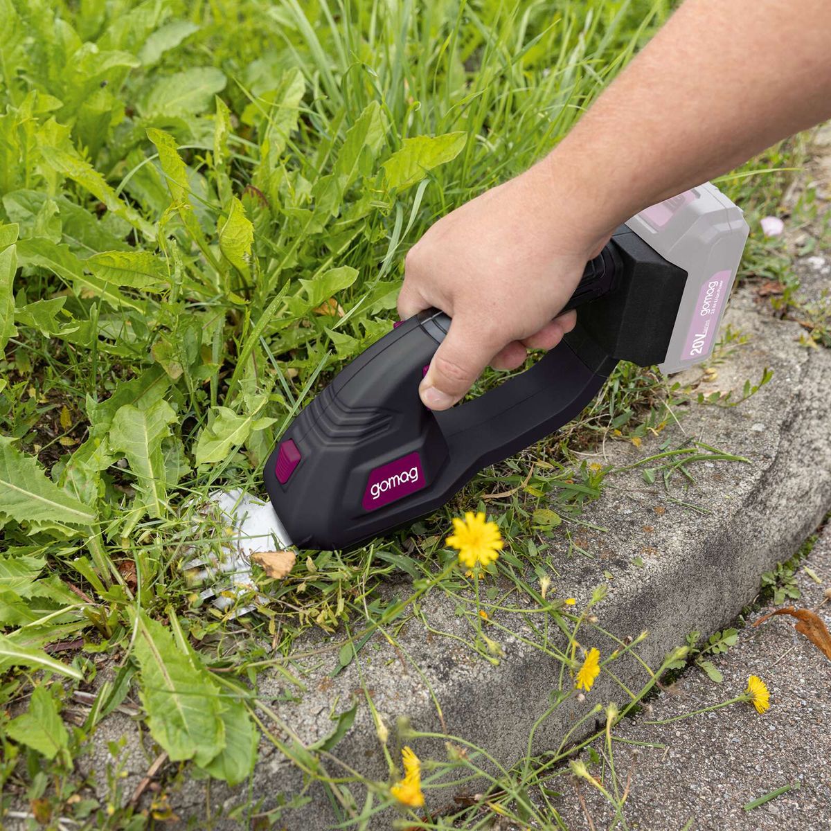 Die Akku-Gras- und Strauchschere GO-SHS200 gomag von Scheppach. Die Schere ist mit einem Gomag Akku kompatibel und hat eine Schnittlänge von 200 mm. Sie ist leicht und einfach zu handhaben, ideal für präzises Schneiden von Gras und Sträuchern.