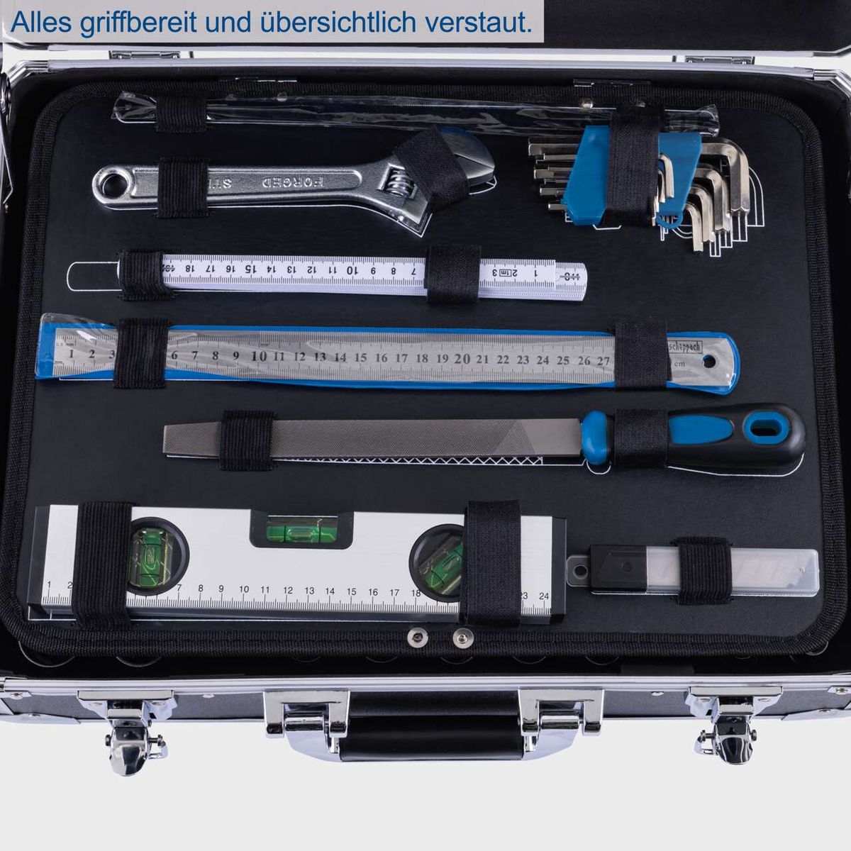 Werkzeugkoffer mit Scheppach-Werkzeugset: Kombinierte Messer, Schraubenschlüssel, Ausstecher, Rastermaß, Schraubendreher, Level, Schraubenzähler und andere Werkzeuge.