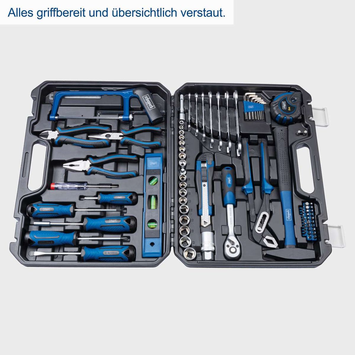 Der Werkzeugkoffer WZK120 von Scheppach enthält eine Vielzahl von Werkzeugen, darunter Schraubendreher, Zangen, Schraubenschlüssel und mehr. Alle Werkzeuge sind griffbereit und übersichtlich verstaut.