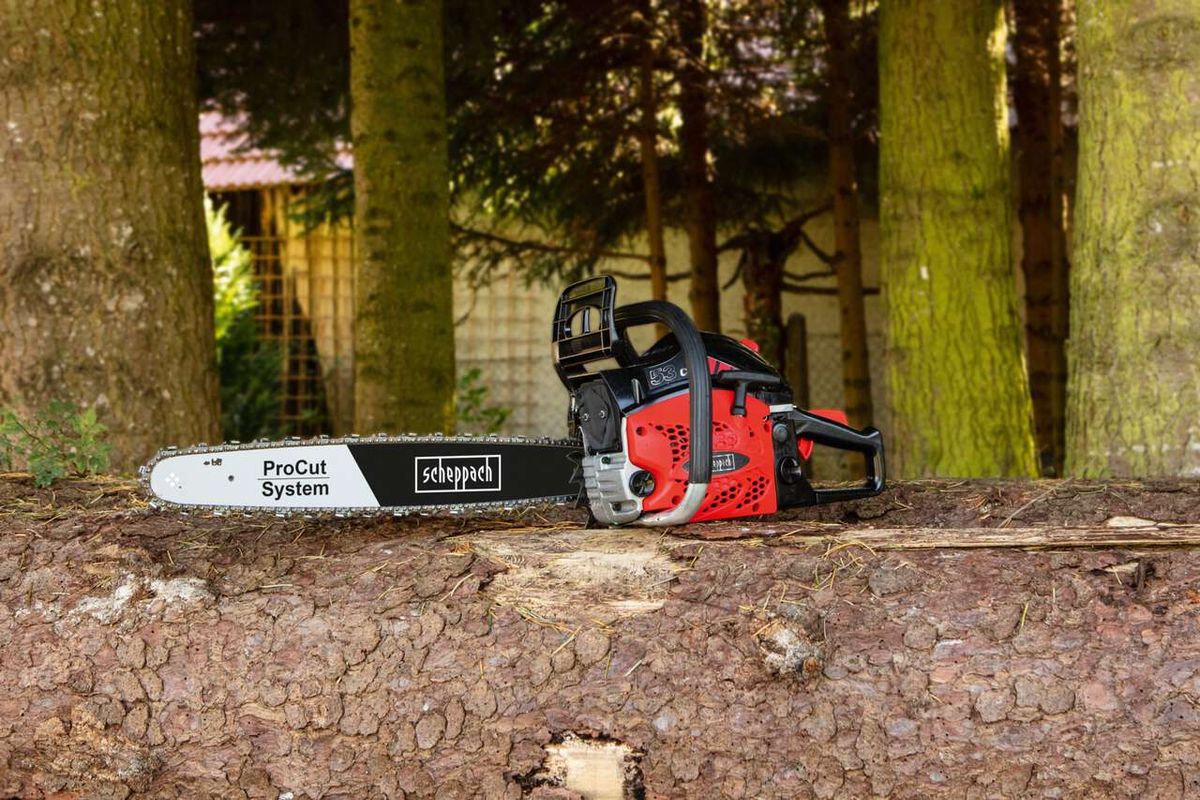 Benzin Kettensäge CSP5300 von Scheppach, liegend auf einem Baumstumpf im Wald.