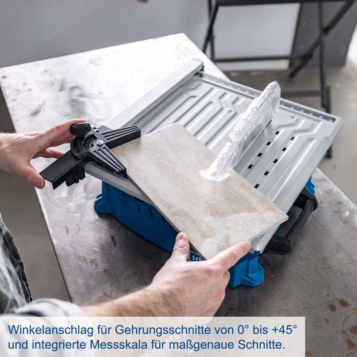 Winkelanschlag für präzise Gehrungsschnitte von 0° bis +45° mit integrierter Messskala für maßgenauen Schnitt