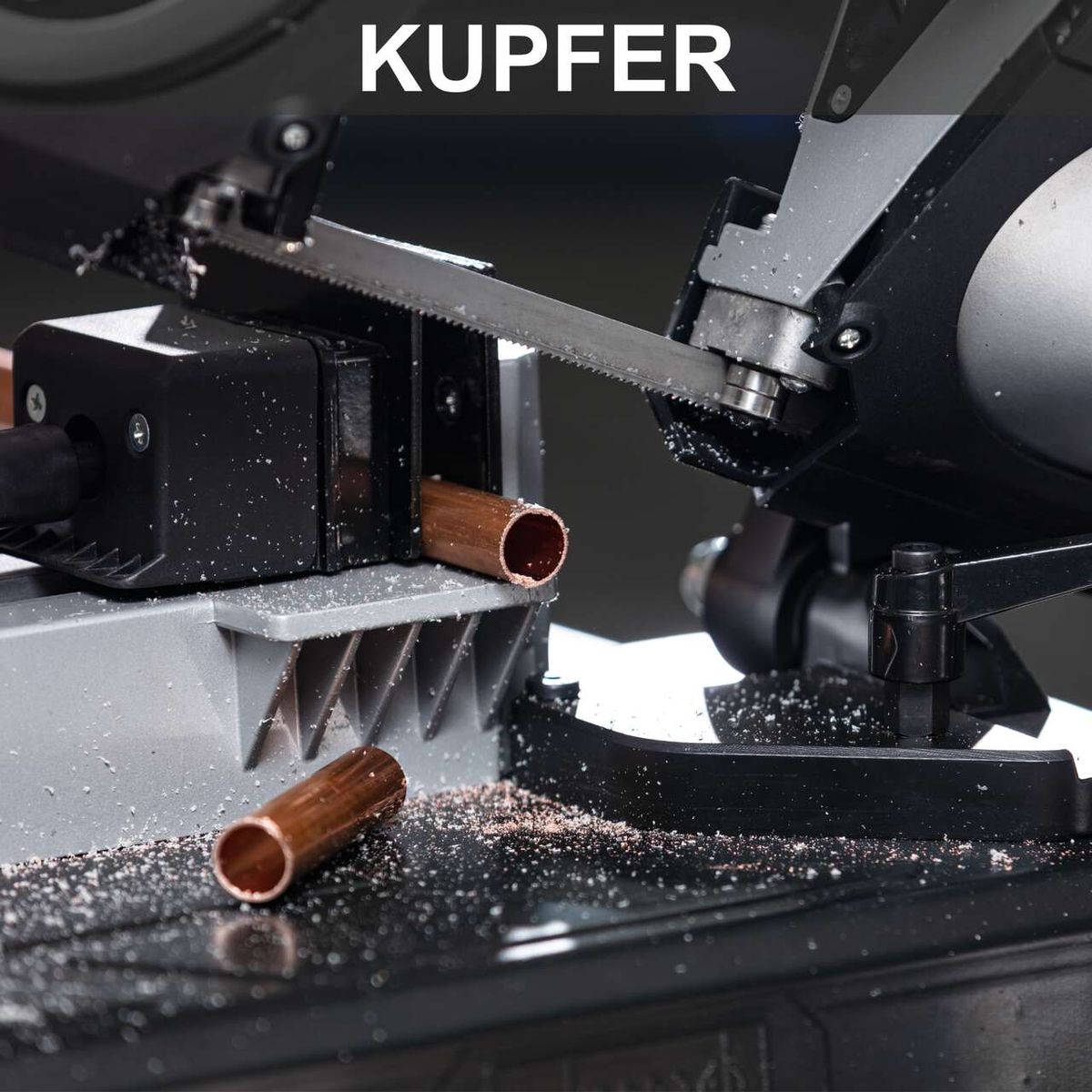 Die Metallbandsäge MBS1200 von Scheppach mit 1200W Leistung, 127mm Schnitthöhe, Vario-Speed und Arbeitstisch inkl. LED-Beleuchtung.