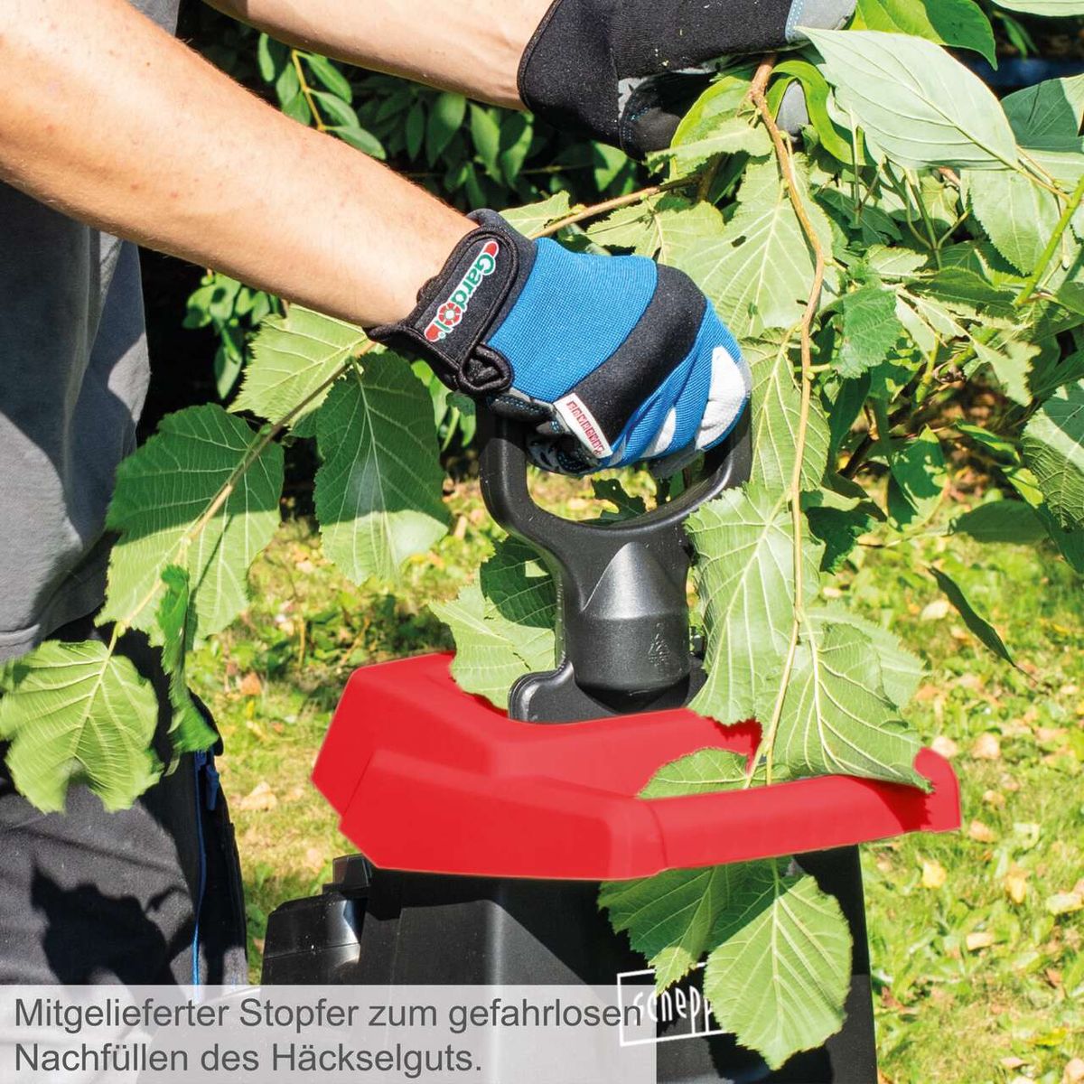Mitgelieferter Stopfer zum gefahrlosen Nachfüllen des Häckselguts. Der Stopfer ermöglicht ein sicheres und einfache Nachfüllen von Häckselgut in den Häcksler GS55 von Scheppach.