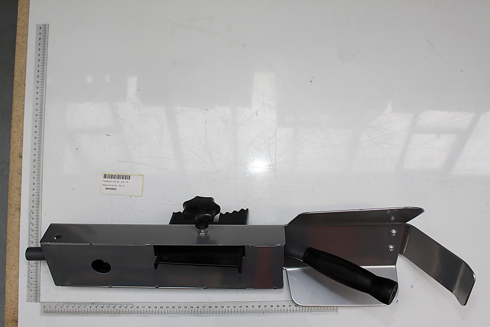 Bedienarm links kpl. von Scheppach, gezeigt von vorne auf weißem Hintergrund.