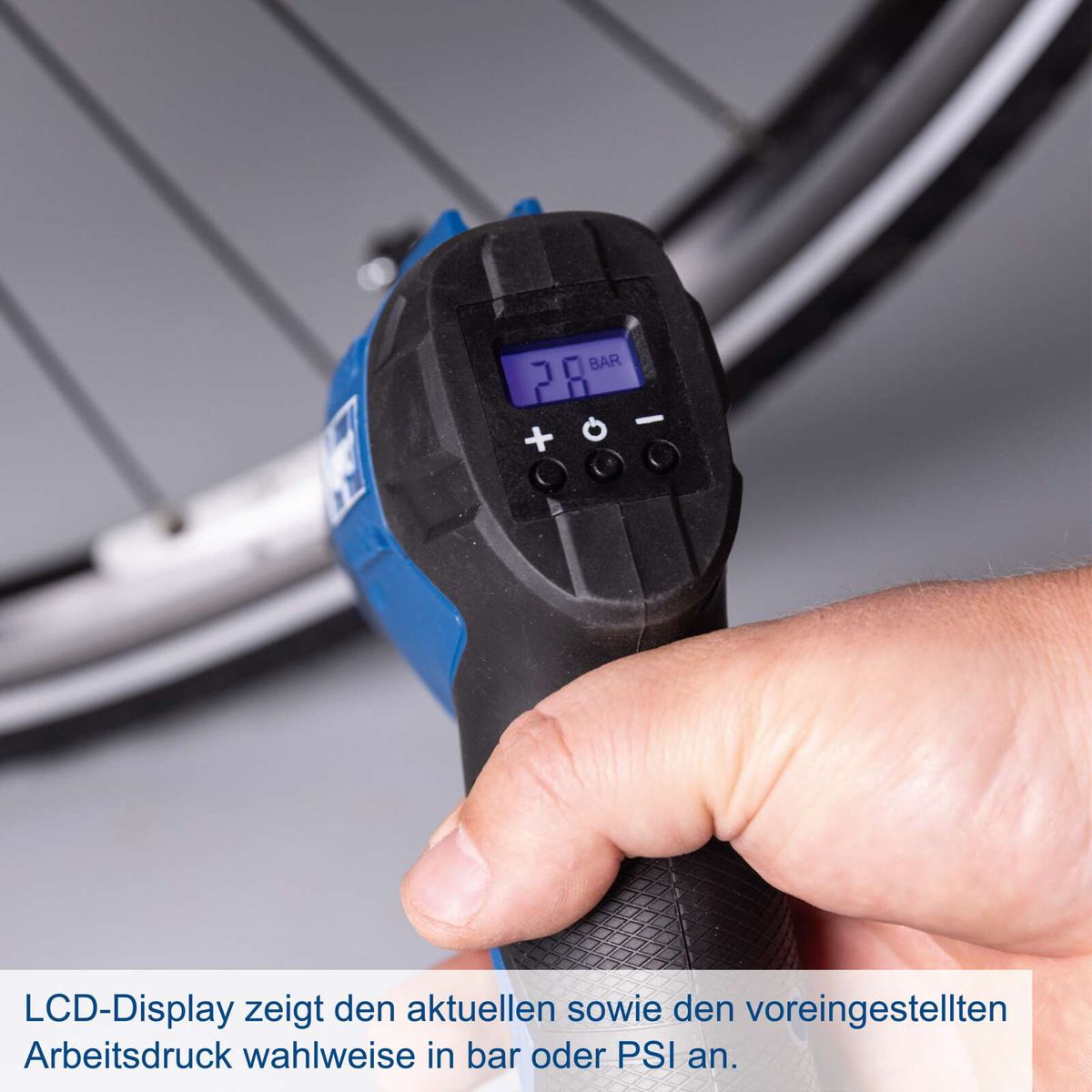LCD-Anzeige zeigt aktuellen und eingestellten Arbeitsdruck in bar oder PSI für Scheppach-Kompressor.