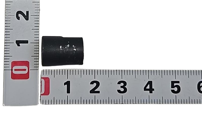 Kleines Gewindebuchsen-Element auf Messskala