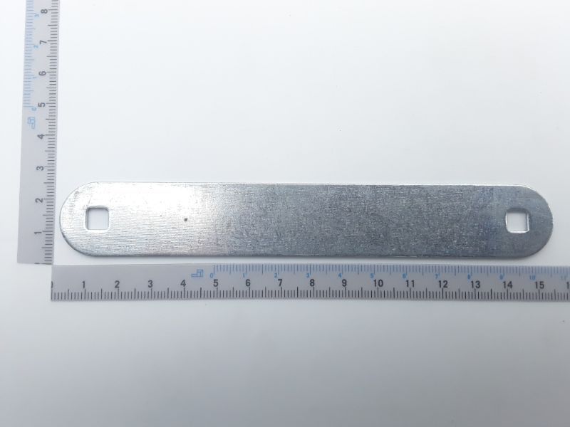 Zwischenblech DJ315S02001-16, gezeigt von oben, mit einem Lineal zur Größenveranschaulichung.