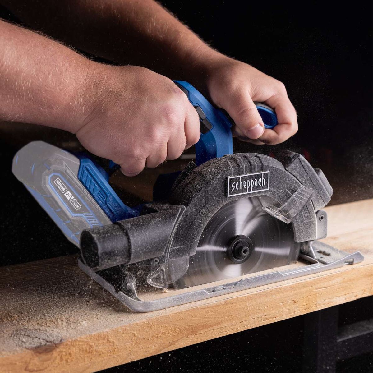 The cordless hand-held circular saw C-HCS165-X by Scheppach features a saw blade with a diameter of 165 mm and a maximum cutting depth of 53 mm at 45°. It includes an LED light for precise cutting.