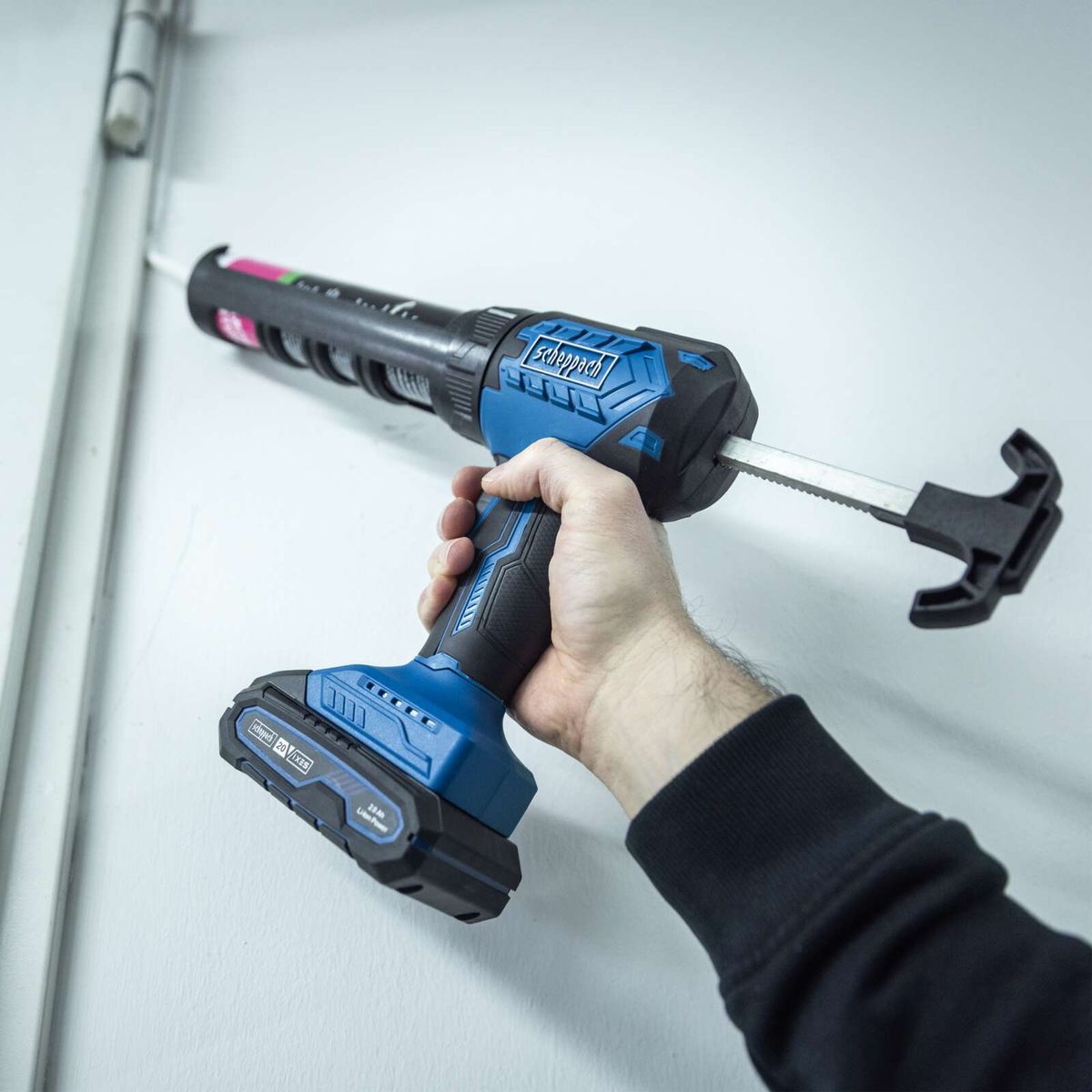 Scheppach Akku-Kartuschenpistole mit LED-Licht und Akku-Ladegerät, Handgriff für präzise Führung
