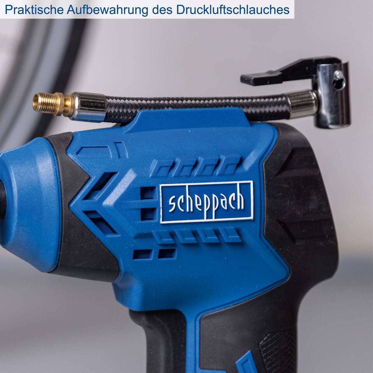 Der Akku-Handkompressor C-AC20-X-Set-L von Scheppach bietet praktische Aufbewahrung des Druckluftschlauches.