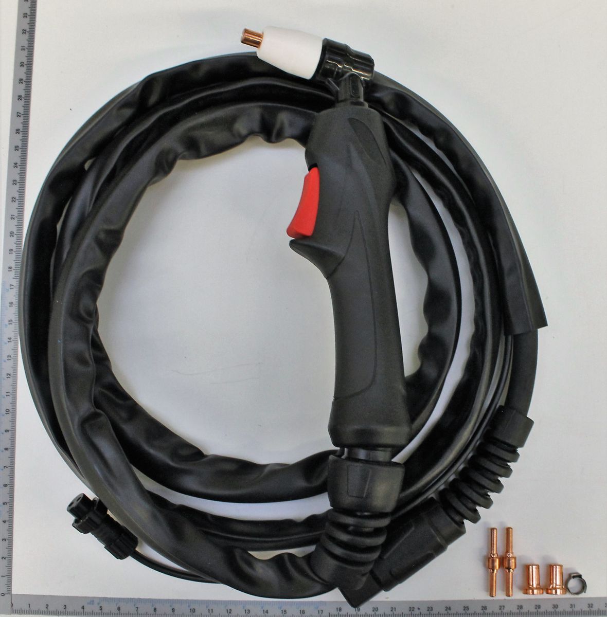 Ein Schlauchpaket mit Brenner, bestehend aus einem schwarzen Schlauch und einem weißen Brenner. Der Schlauch hat eine Länge von etwa 28 cm. Dazu gehören drei Kupplungen und eine Scheibe.