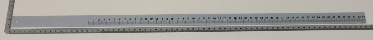 Ein 530 mm langes Maßband mit Zentimeter- und Millimeter-Einteilung. Das Maßband ist von vorne zu sehen.