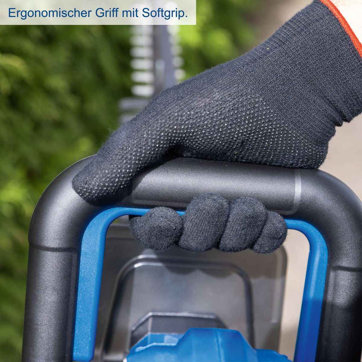 Ergonomischer Griff mit weichem Grip für bessere Handhabung und Komfort beim Bedienen der Akku-Heckenschere.