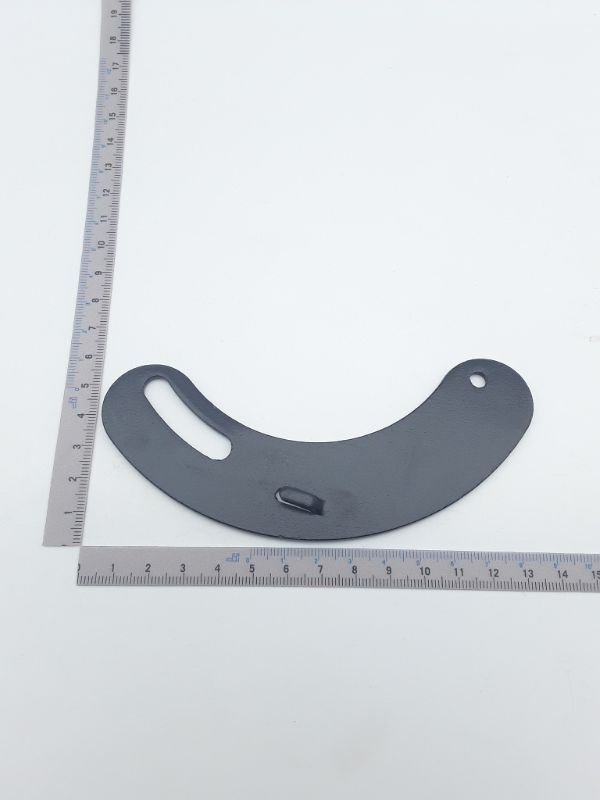 Pleuelstange von Scheppach, von der Seite fotografiert, mit einem Lineal zur Größenveranschaulichung.