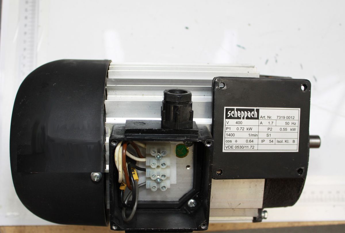 Elektromotor 0,72kW/1,7A 400V/50Hz / Ø14, Ansicht von hinten mit Anschlusskabel und Typenschild.