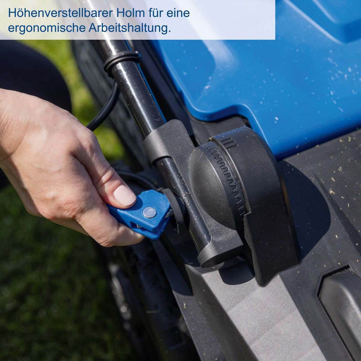 Höhenverstellbarer Holm für eine ergonomische Arbeitshaltung. Der Holm ermöglicht eine bequeme und rückenschonende Handhabung des Akku-Rasenmähers BC-MP430-X von Scheppach.