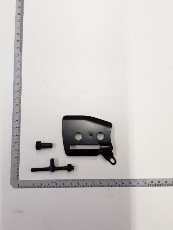 Kettenspanner von Scheppach, Ansicht von vorne, mit zwei Schrauben und einer Mutter.