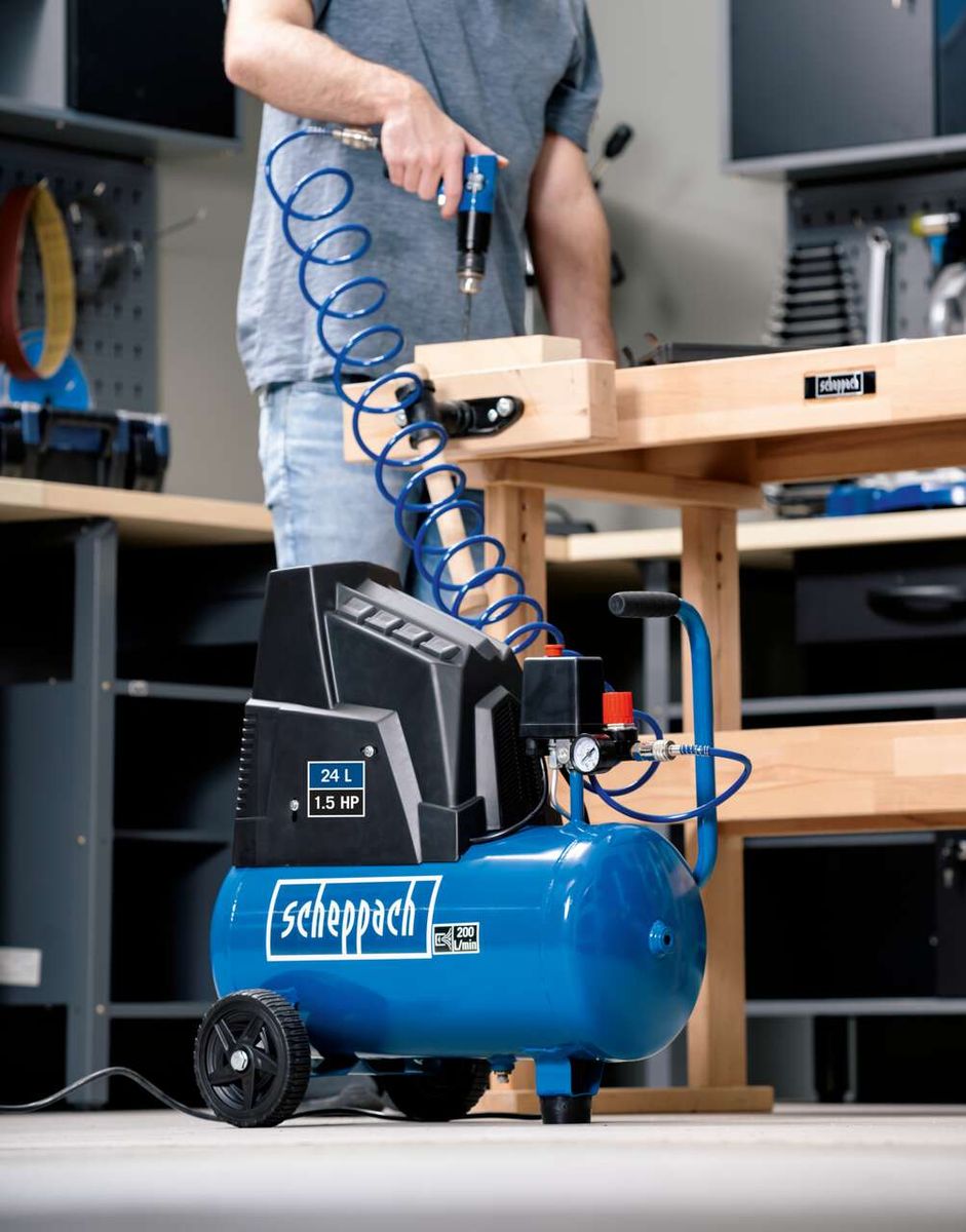 Scheppach compressor HC300 with accessories, 24 L, 1.5 HP, 8 bar, 200 l/min, including 5m hose and accessory set.