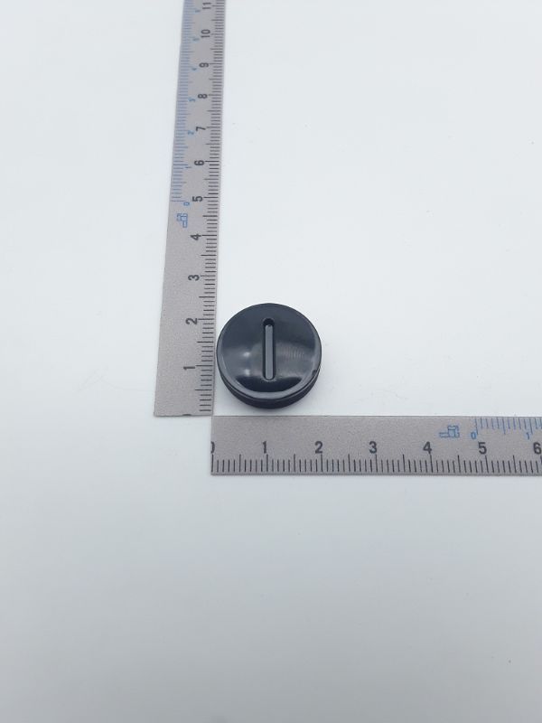 Kohlenbürstenabdeckung mit zentraler Öffnung, von oben fotografiert.