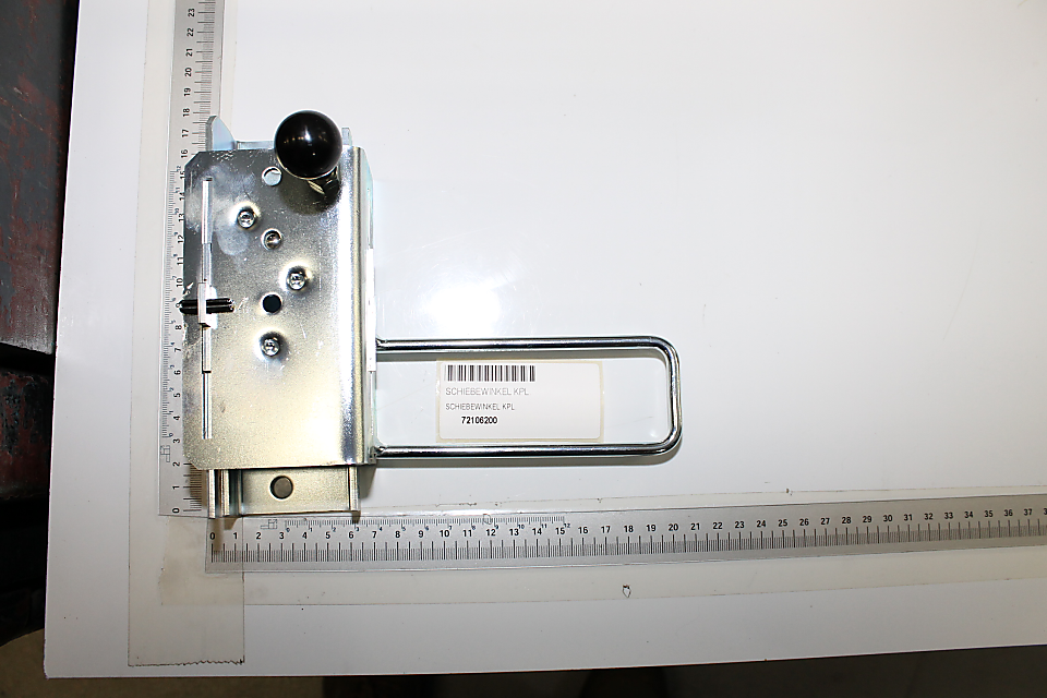 Scheppach Schiebewinkel kpl. (Artikelnummer 72106200) von vorne fotografiert. Das Werkzeug liegt auf einem Lineal, um die Größe zu verdeutlichen.