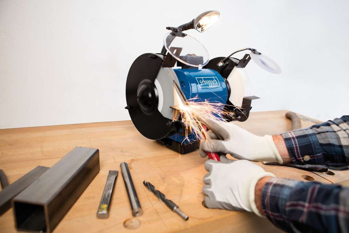 Scheppach-Doppelschleifer BG200AL mit Werkzeug in Aktion auf Arbeitsfläche