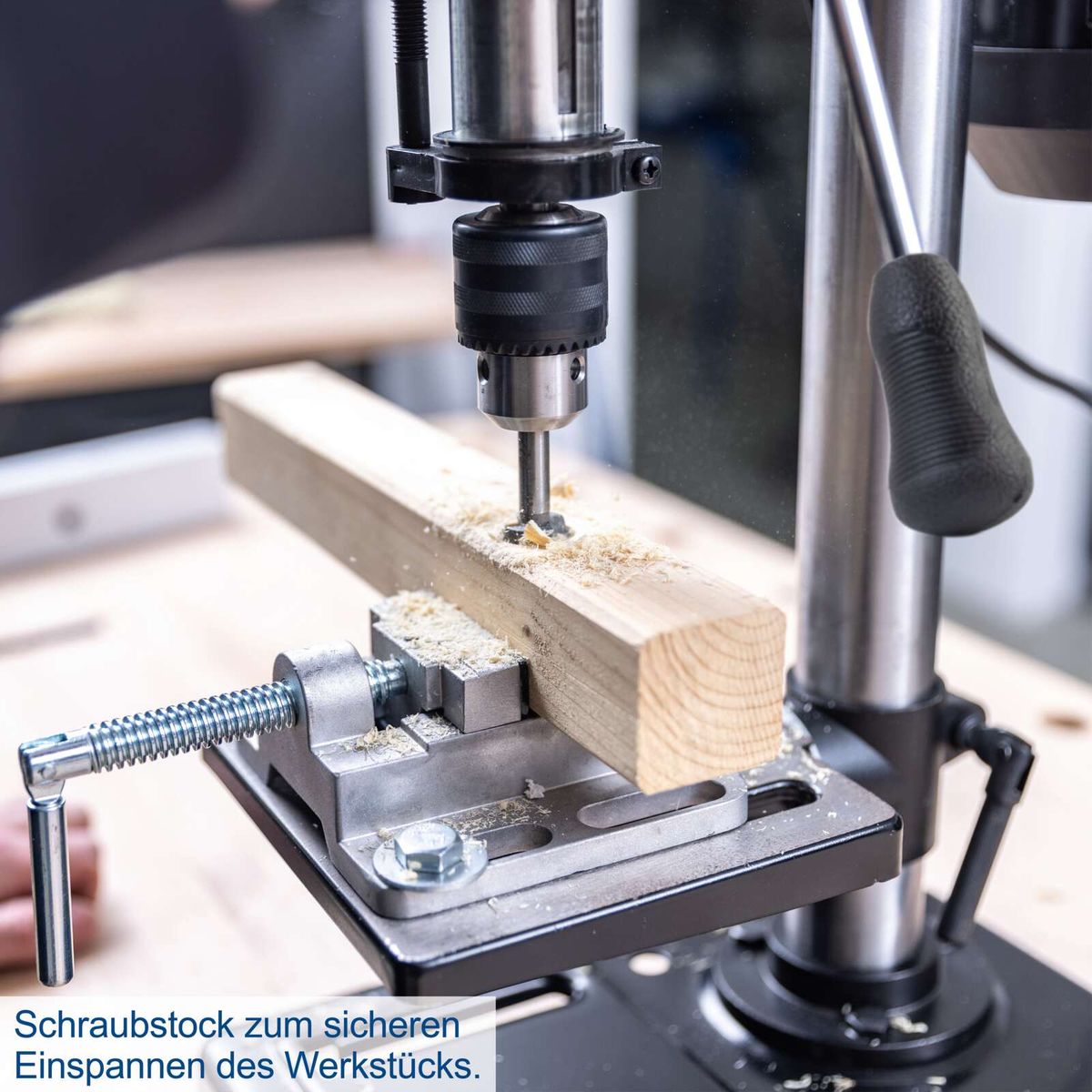 Tischbohrmaschine mit Schraubstock für sicheres Fixieren des Werkstücks