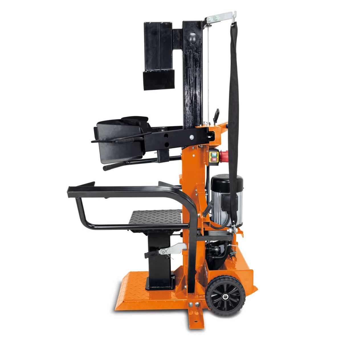 Der Meterholzspalter IX-CLS-10t IXES von Scheppach verfügt über eine bequeme Sitzposition, einen robusten Rahmen und einen starken Motor für effizientes Holzspalten.