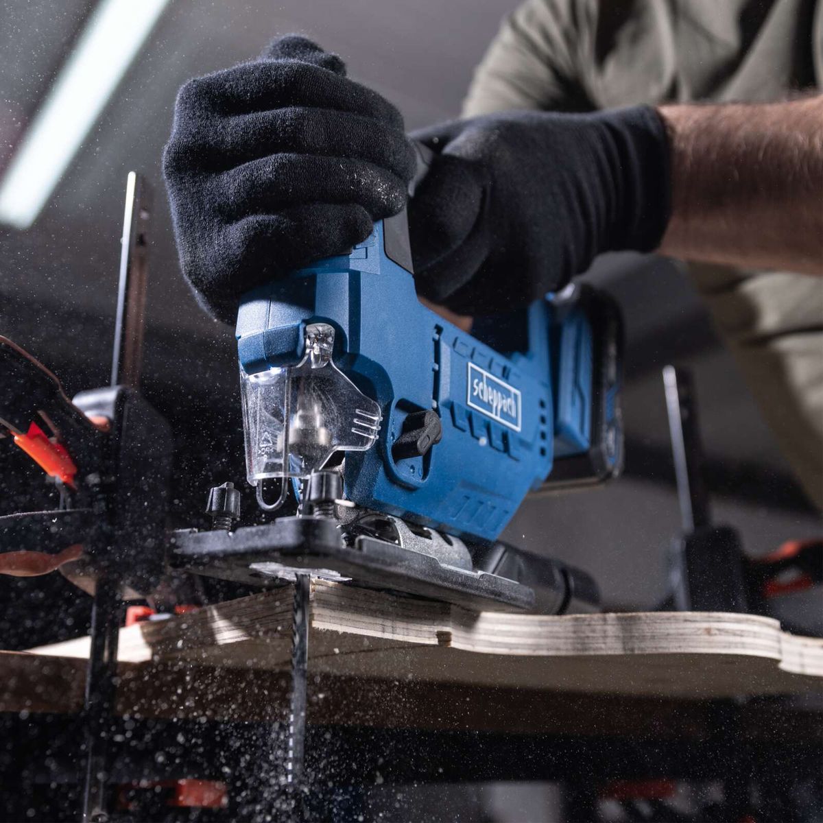 Die Akku-Stichsäge C-JS220-X von Scheppach bietet eine Hublänge von 19mm und eine Hubzahl von 0-2400 min-1. Sie verfügt über 7 einstellbare Schnittwinkel und wird inklusive 2Ah Akku sowie 2,4A Ladegerät geliefert.