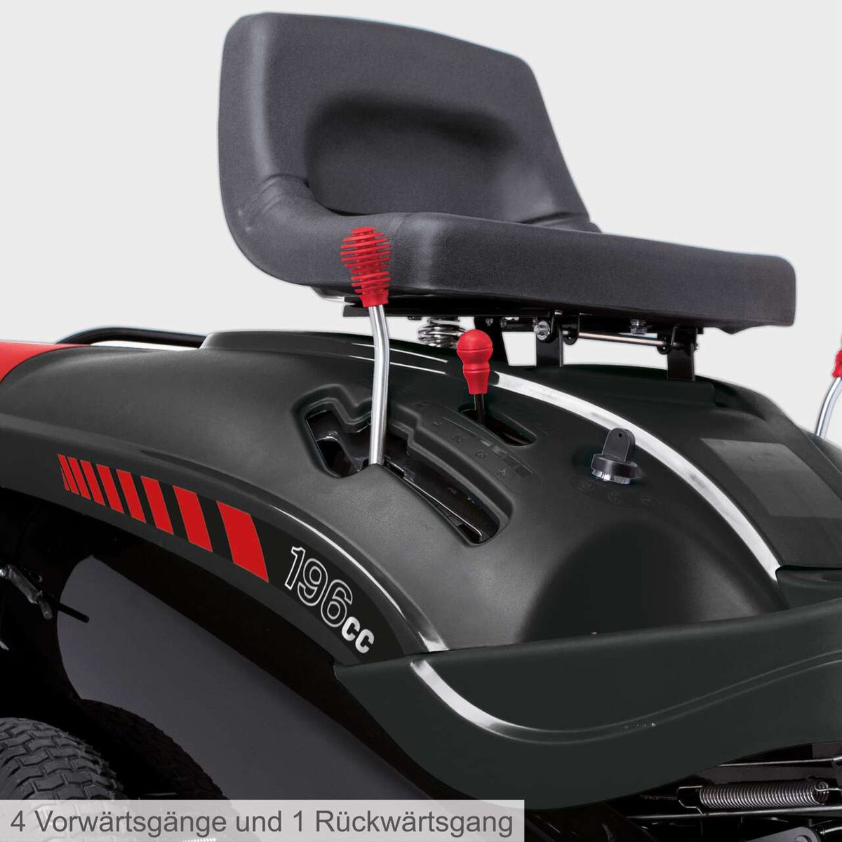 Aufsitzrasenmäher MR196-61 mit 4 Vorwärtsgängen und 1 Rückwärtsgang. Der Motor hat 196ccm Hubraum. Der Sitz ist gepolstert und hat eine Rückenlehne. Die Bedienelemente sind rot.