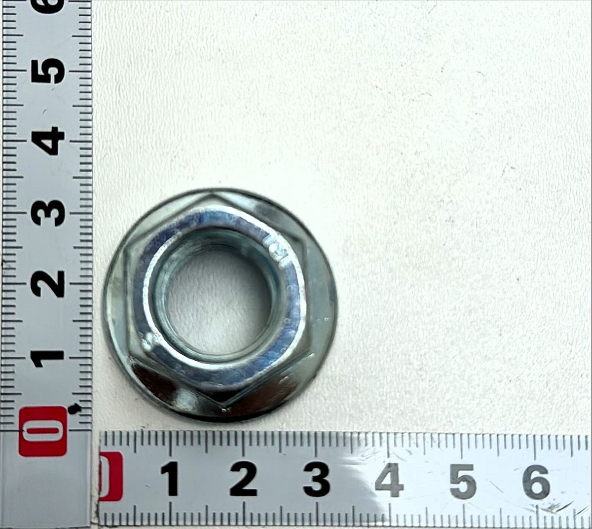 Selbstsichernde Flanschmutter M16x2.0 mit integriertem Maßstab für Messung