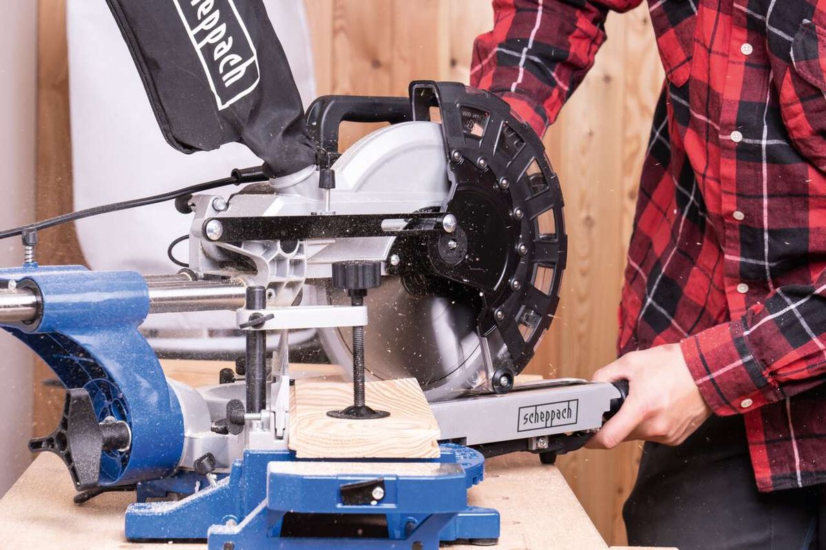 Scheppach-Kappzugsäge HM254 mit Arbeitsplatte in Betrieb