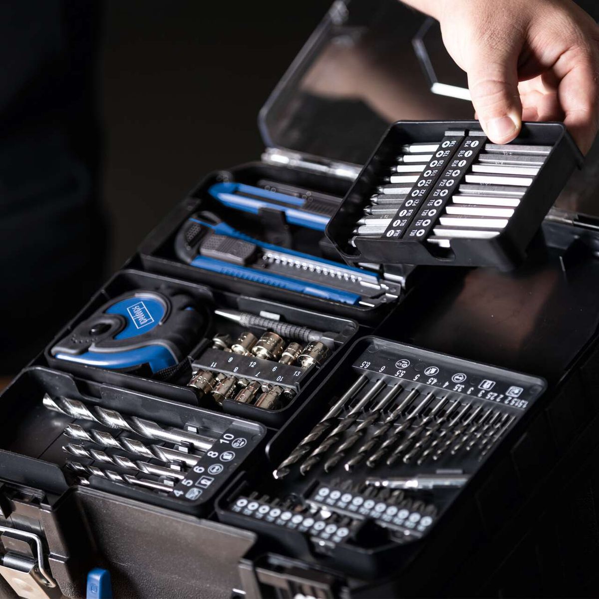 The mobile workshop C-DTB74/1-X by Scheppach features a clamping range of 1.5-13mm and a torque of 50Nm. It has no impact function and is perfect for DIY projects.