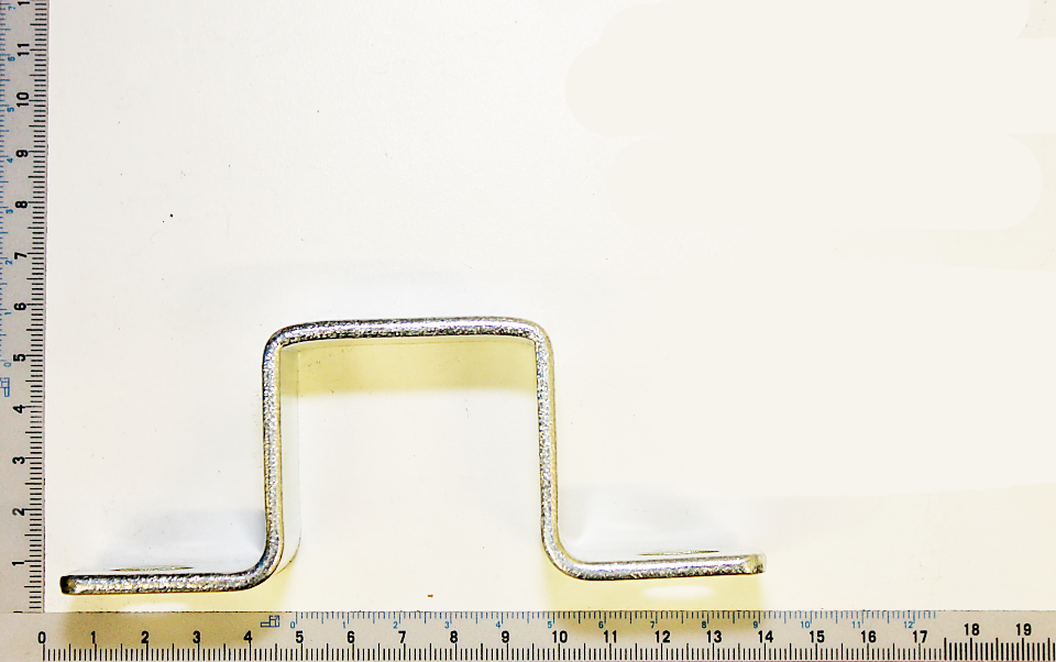 Haltebügel von Scheppach, wie er von vorne aussieht. Der Haltebügel ist auf einem weißen Hintergrund mit einem Lineal zur Größenbestimmung platziert.