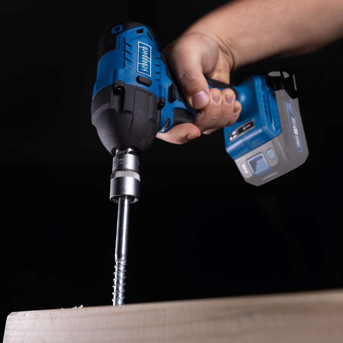 Akku-Schlagschrauber mit Schraubendreherfunktion, Blick auf Schraubendreherkopf und Halterung