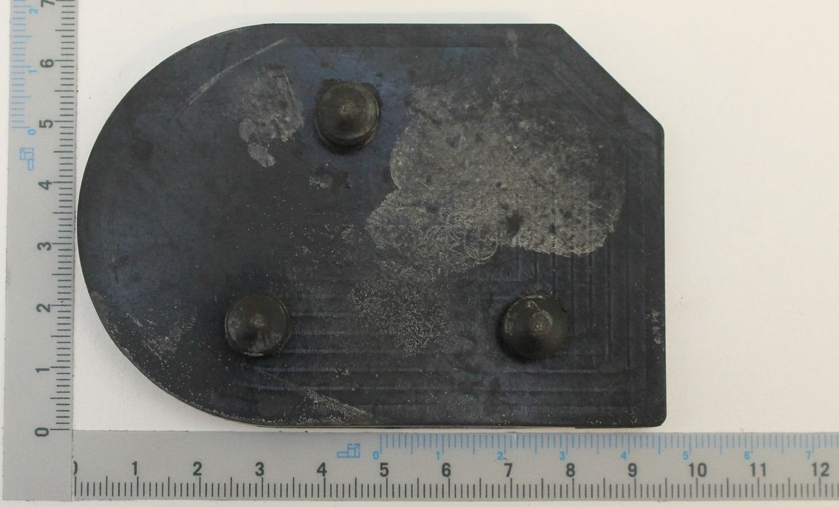 Gummifuß mit drei Befestigungspunkten, von oben fotografiert.