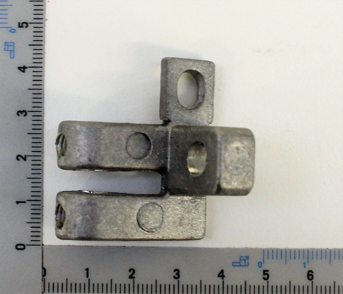 Führungsgehäuse unten, Ansicht von oben, mit Messskala zum Größenvergleich.