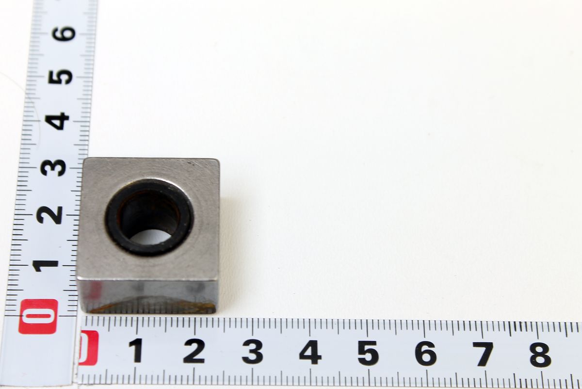 Vierkantbuchse (Scheppach) mit integriertem Bohrloch, Maßstab für Vergleiche