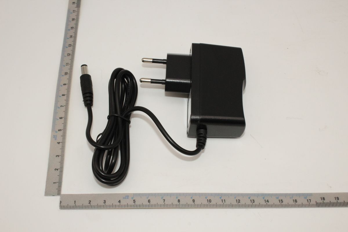 Adapter mit USB-Anschluss und Stecker für Ladegerät