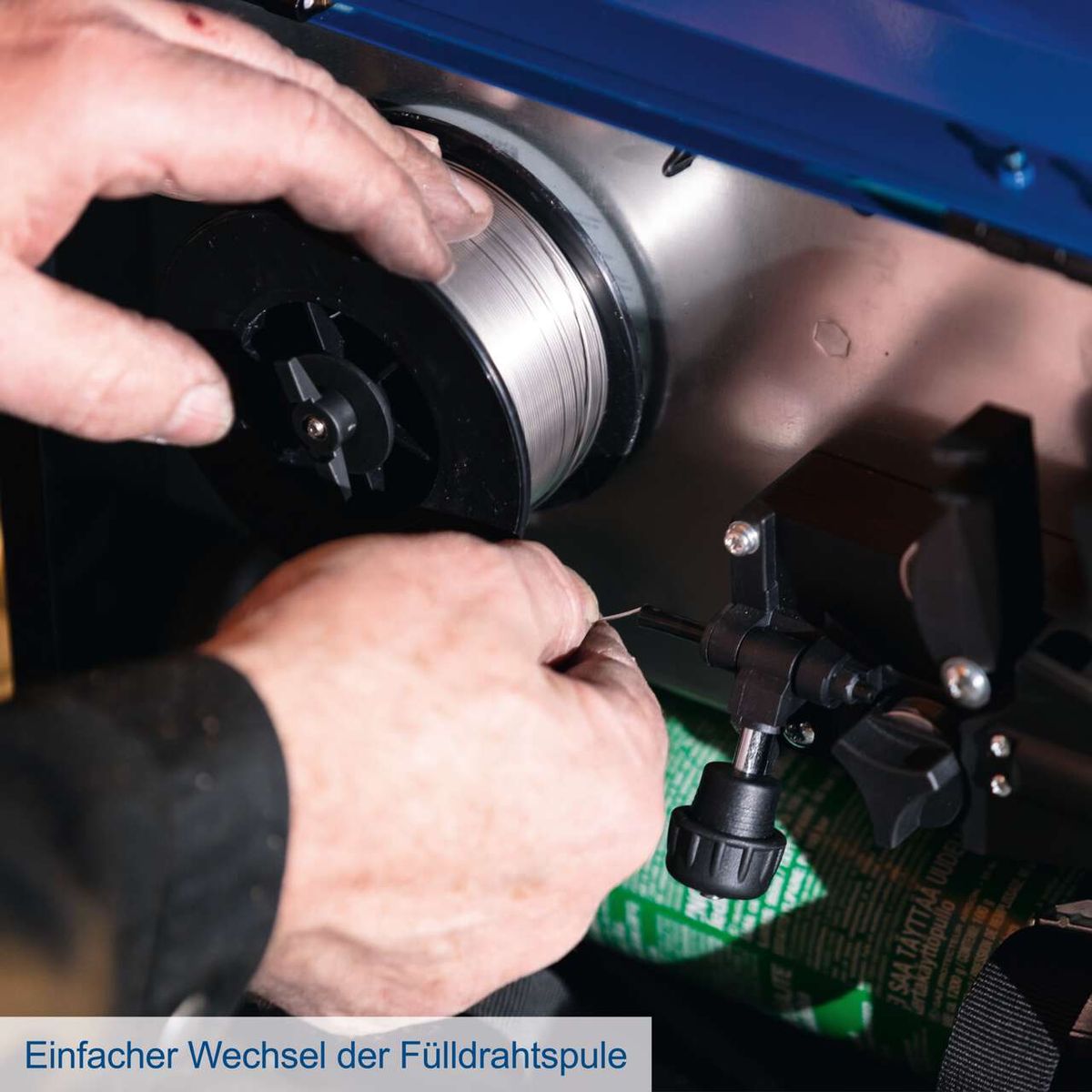 Einfacher Wechsel der Fülldrahtspule am Multischweißgerät WSE4000-Multi von Scheppach. Die Spule lässt sich mit einer Hand leicht entfernen und ersetzen.