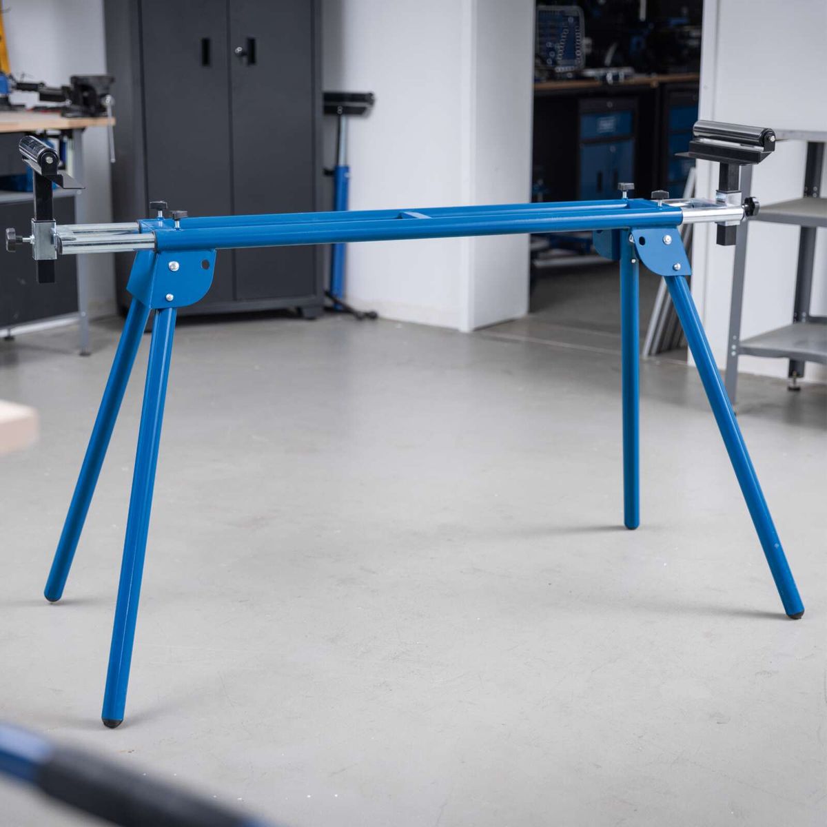 Das Untergestell UMF1600 von Scheppach hat eine maximale Traglast von 200 kg, eine Länge von 1000-1650 mm und eine Höhe von 740 mm. Es verfügt über verstellbare Füße für eine stabile Aufstellung.