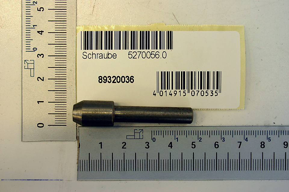Eine Schraube mit der Bezeichnung 5270056.0 und der Artikelnummer 89320036. Die Schraube liegt neben einem Maßstab, der ihre Länge von etwa 3,5 Zentimetern anzeigt. Die Schraube wird von der Seite gezeigt.
