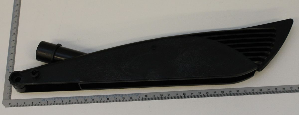 Schutzhaube für Werkzeugmaschinen, gezeigt von der Seite mit einem Lineal zur Größenmessung.