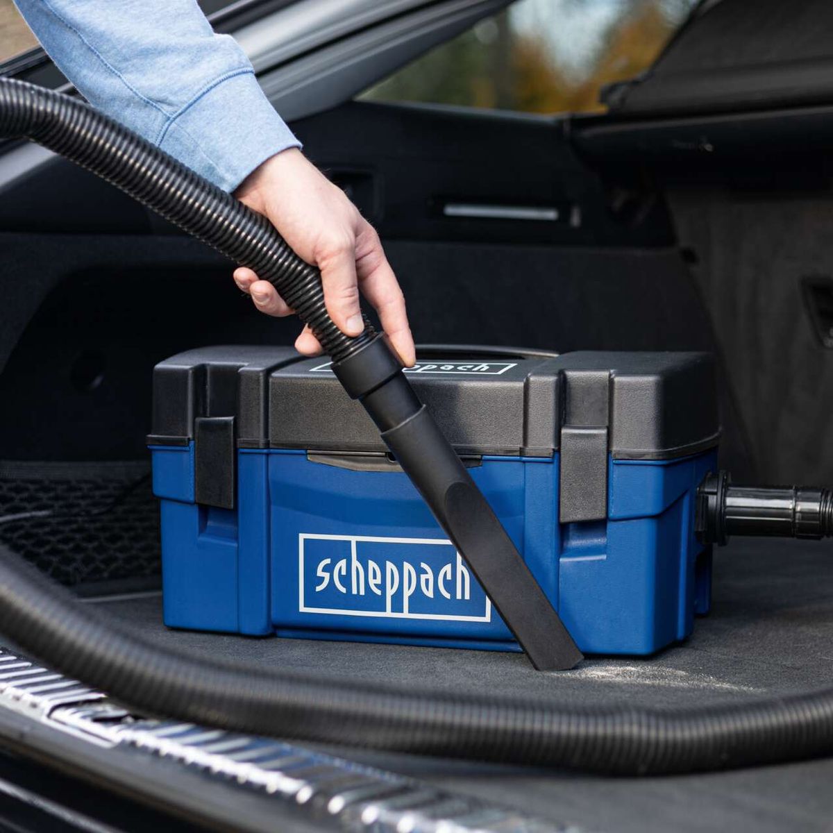 Absauganlage HD2P von Scheppach mit 230V, 50Hz und 1250W Leistung. Inklusive flexibler Schlauch und robustem Gehäuse für effiziente Absaugung.