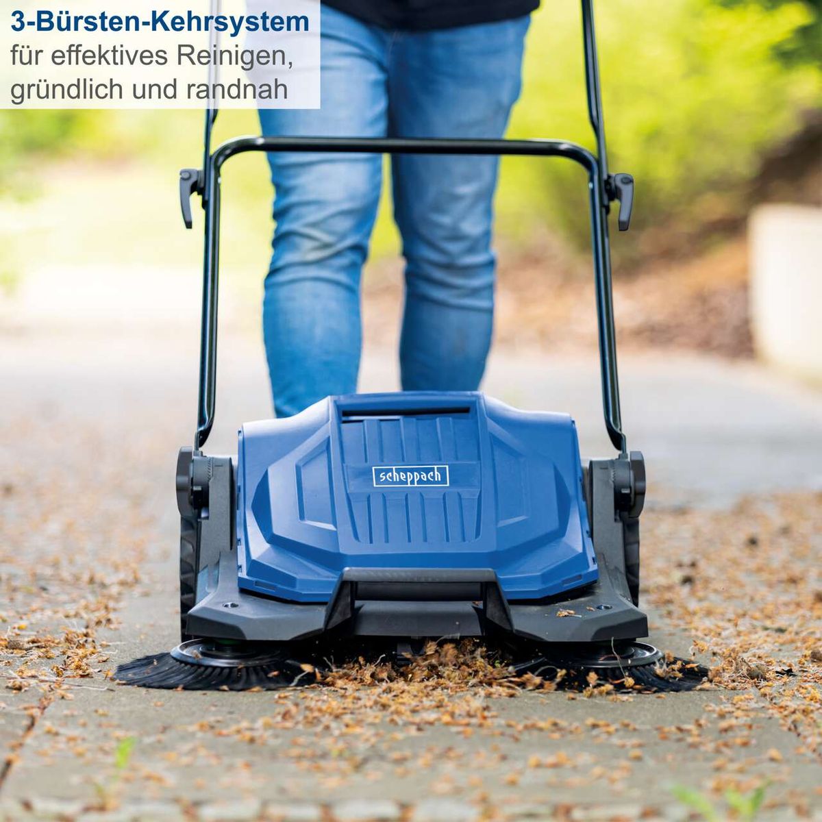 Die Kehrmaschine S800 von Scheppach verfügt über ein 3-Bürsten-Kehrsystem für effektives, gründliches und randnahes Reinigen.