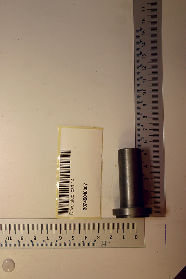 Antriebsstummel (Teil 14) mit Beschriftung und Barcode