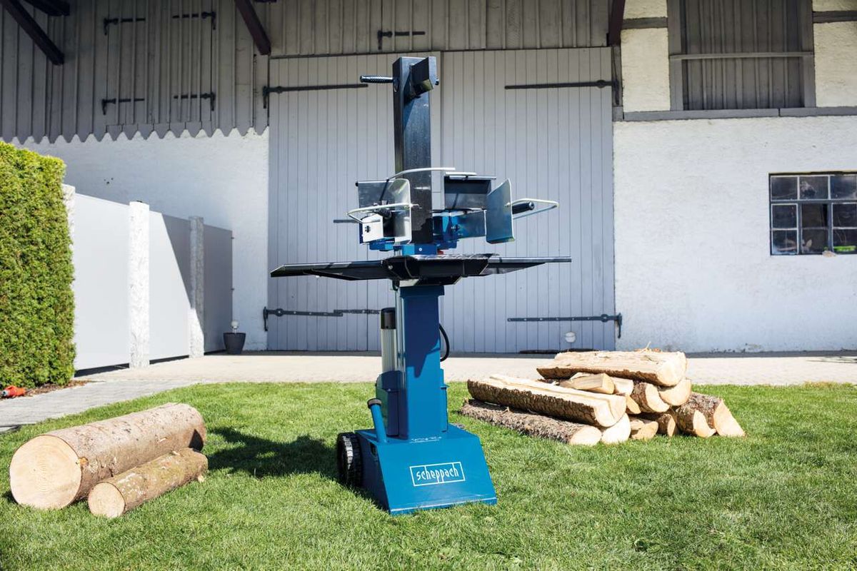 Scheppach Holzspalter HL810 stehend, 400V, 50Hz, 3500W, 8t, vor einem Lagergebäude mit Holzstapeln.