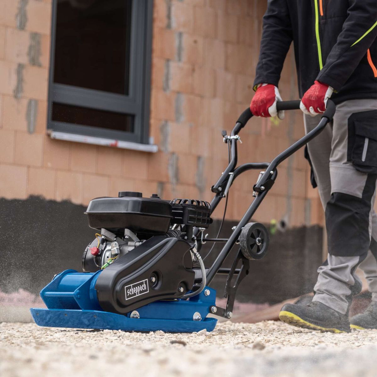 Die Scheppach Rüttelplatte HP2300S mit 13 kN Verdichtungskraft, 5,6 PS Motorleistung und 82 kg Gewicht. Verdichtungsbreite von 30 cm, inklusive Matte und Fahrvorrichtung.