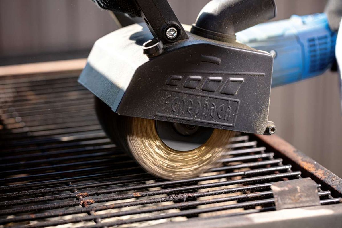 Satiniermaschine MRS1300 Scheppach mit Messingdrahtbürste im Einsatz. Die Maschine wird von oben gezeigt.